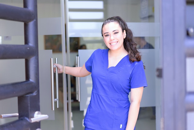 Nurse in scrubs after learning how to become a travel nurse