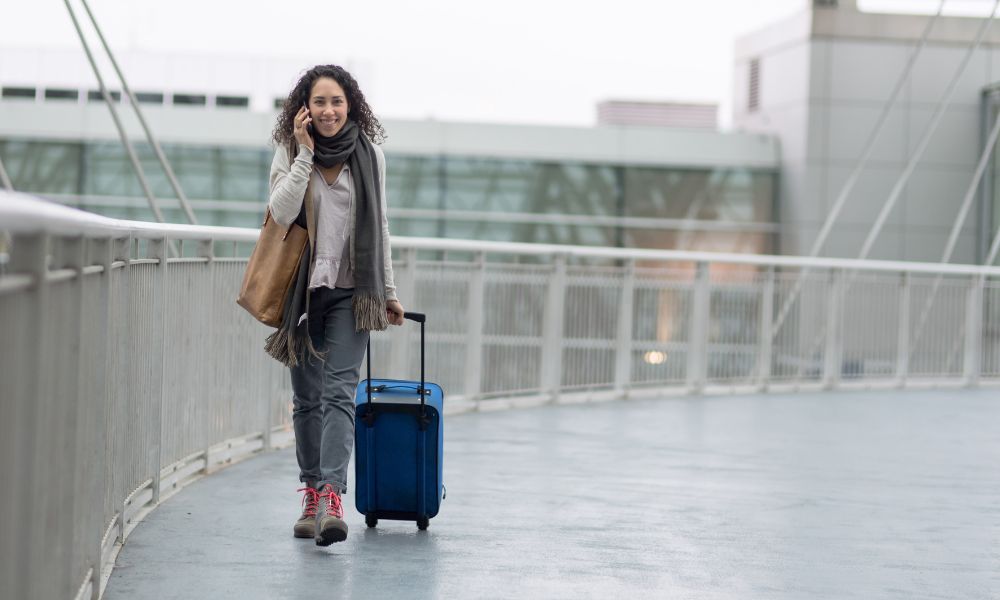 nurse with suitcase travelling with travel nursing agency